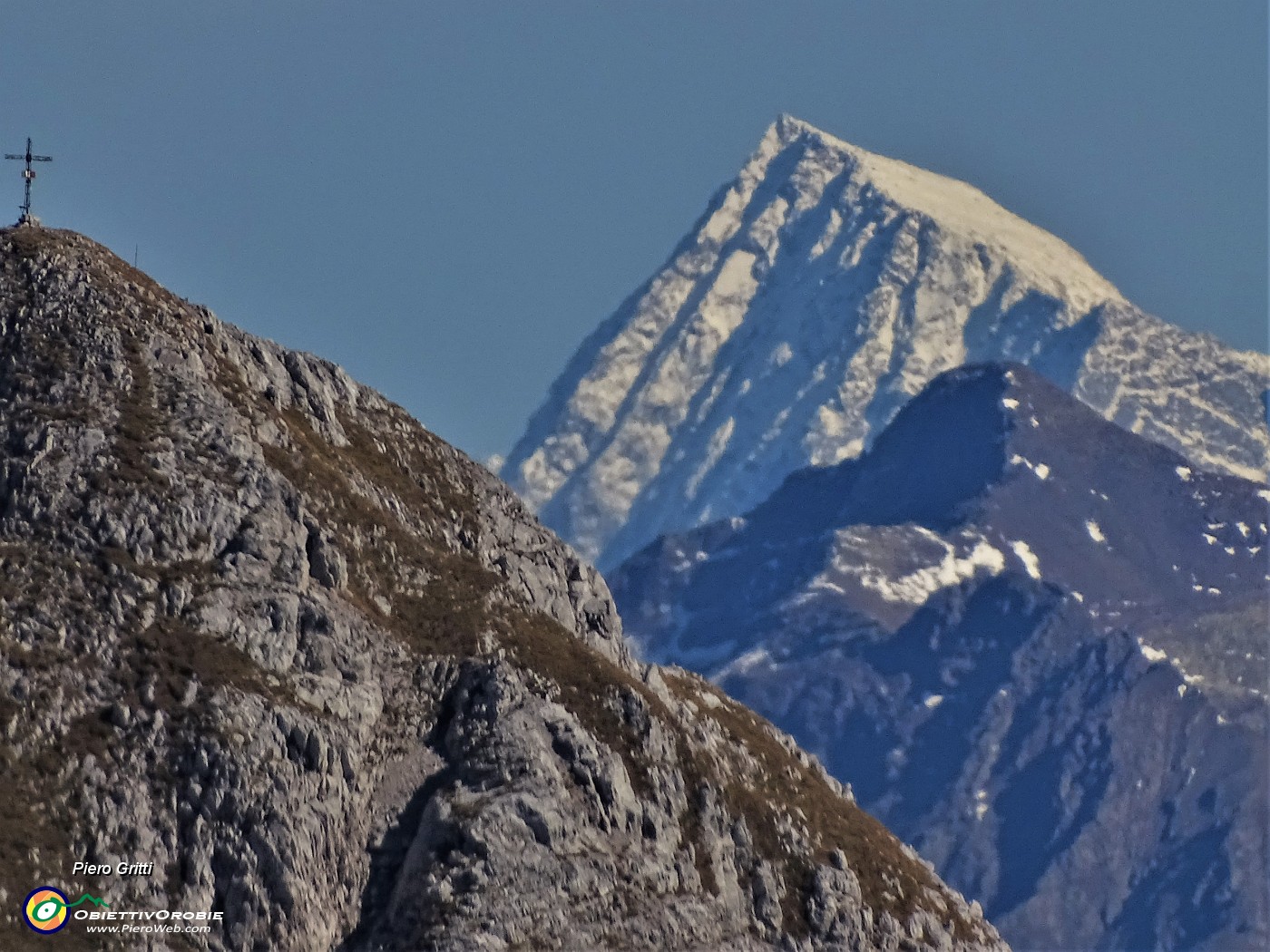 55 Zoom in Adamello con la croce di Corna Piana in angolo a sx in alto.JPG